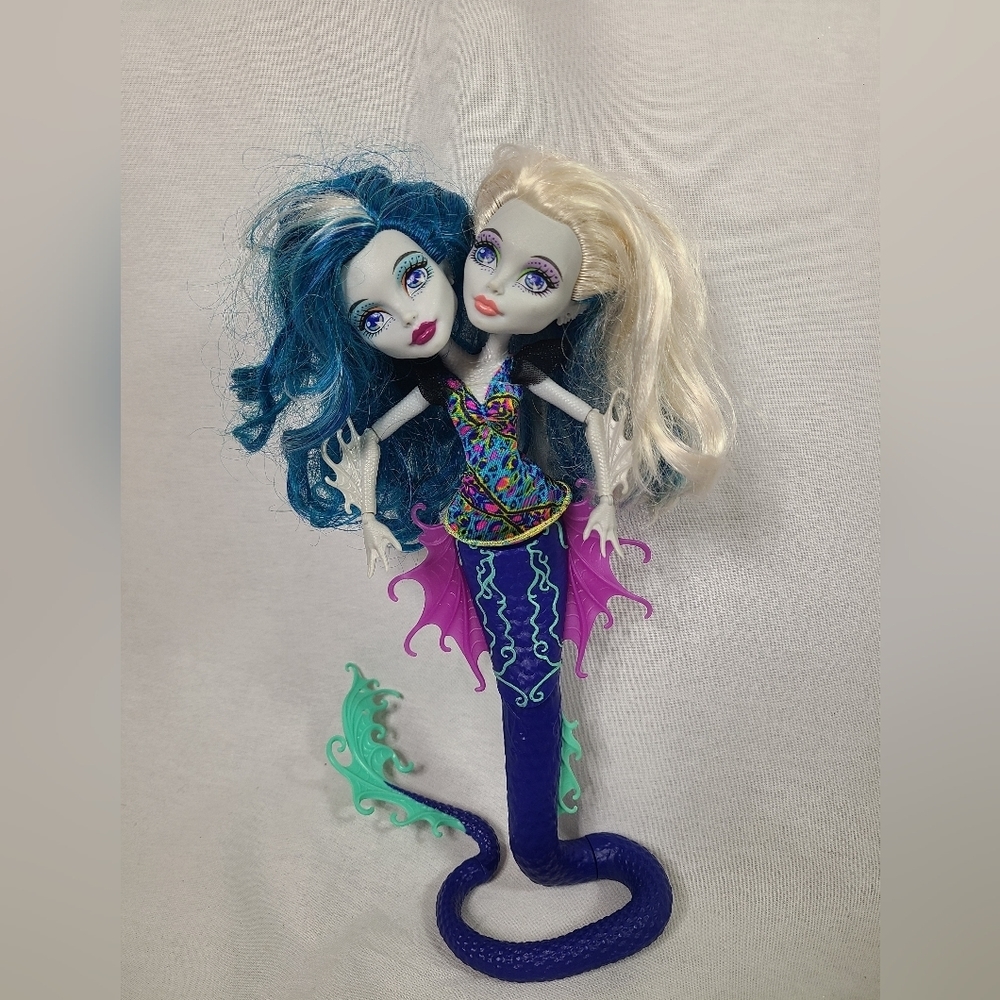 Monster High Great Scarrier Reef Peri and Pearl Doll